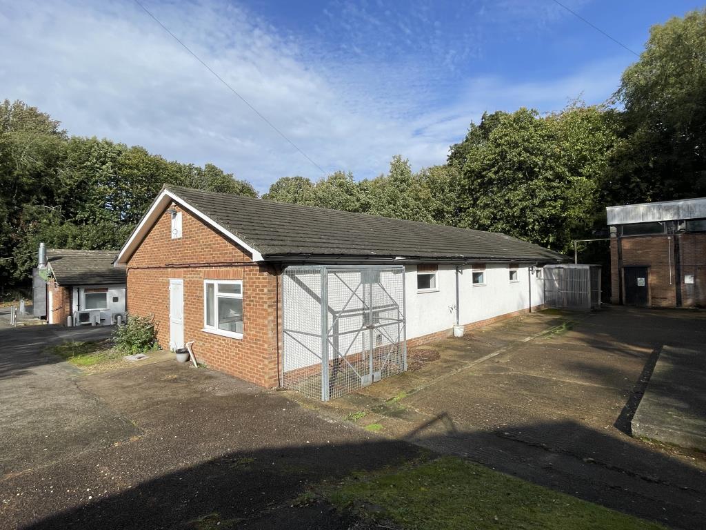 Lot: 10 - SUBSTANTIAL FORMER RESEARCH PREMISES IN 2.5 ACRES WITH OFFICES, LABORATORIES, WORKSHOPS AND STORES - General view of laboratories, offices & stores